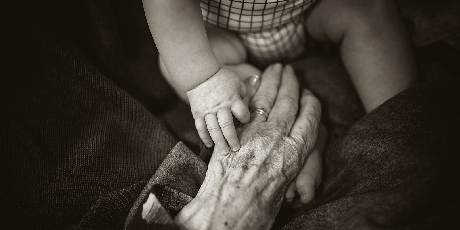 Händer äldre och barn.