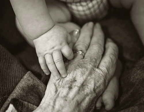 Händer äldre och barn.